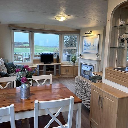 Captivating 2-Bed Static Caravan In Holyhead Llanfachraeth Zewnętrze zdjęcie