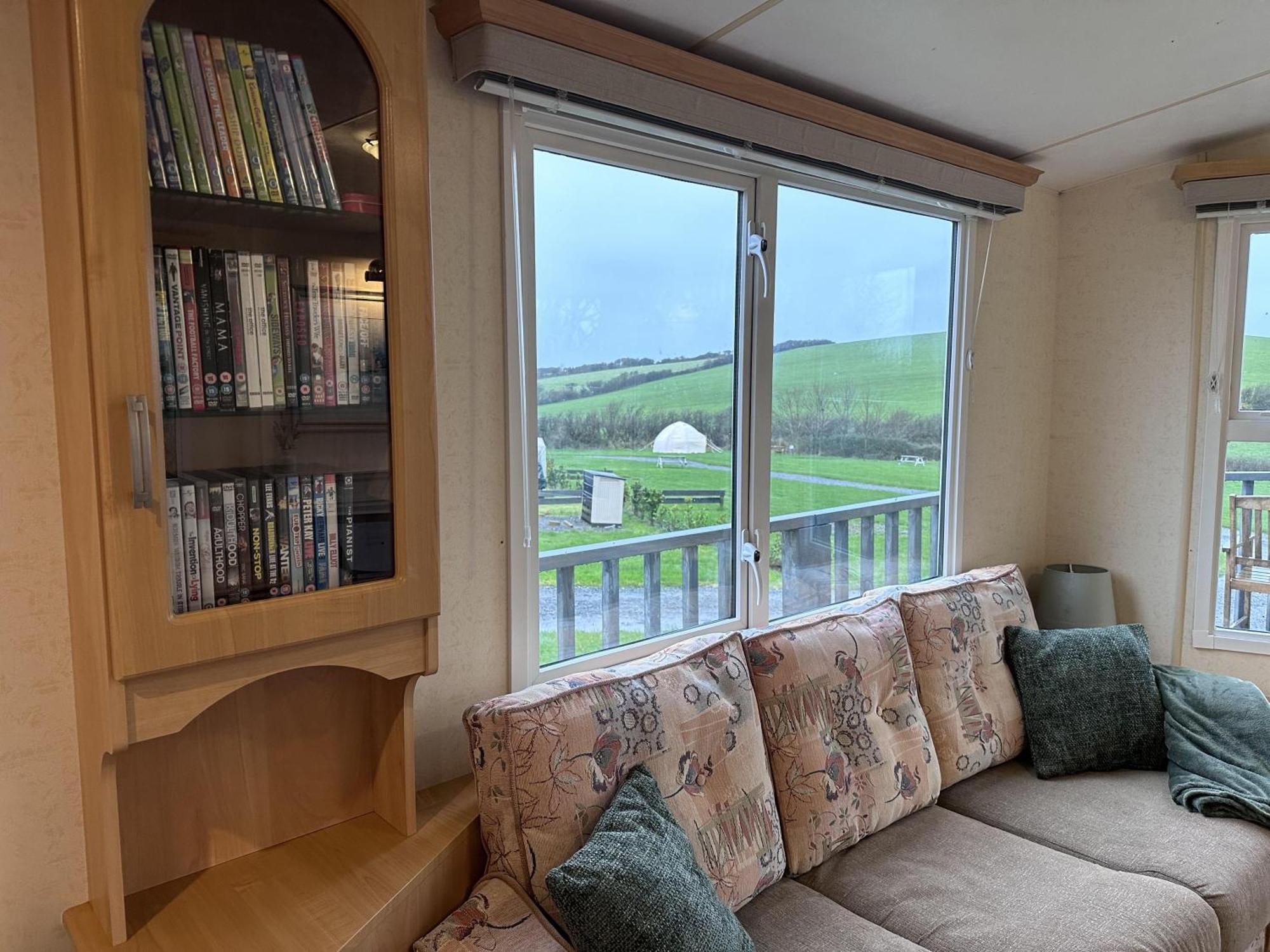 Captivating 2-Bed Static Caravan In Holyhead Llanfachraeth Zewnętrze zdjęcie